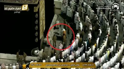 imam-of-kaaba-leading-salah-infront-of-the-kaaba